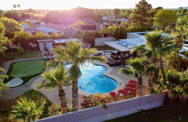 8 habitaciones, 12 camas, piscina, jacuzzi, putting green, mesa de billar, ping pong, barbacoa