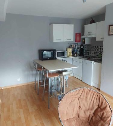 appartement a l'étage d'une maison avec entrée commune par ma maison comprenant une chambre avec un grand lit , une d'enfant et un clic-clac dans la piece de vie