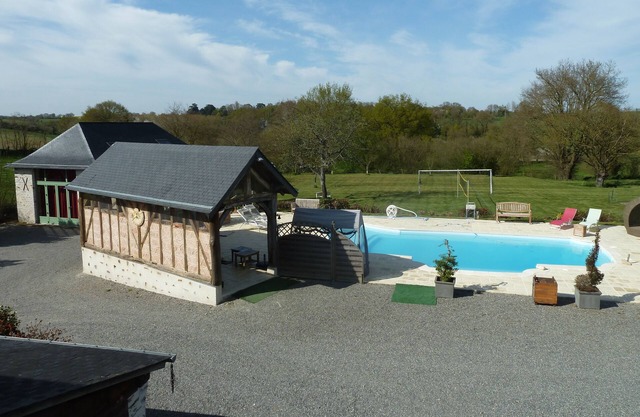 Cabaña 5 personas con piscina y posibilidad de albergue para 4 personas y sala de recepción