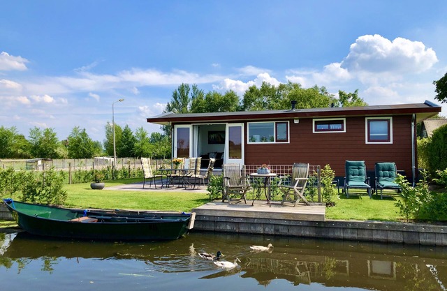 De Roodborst, en plena naturaleza, con bote de remos, y cerca de Amsterdam