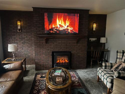 Hidden Cabin Vibes Cozy Fireplace Retreat