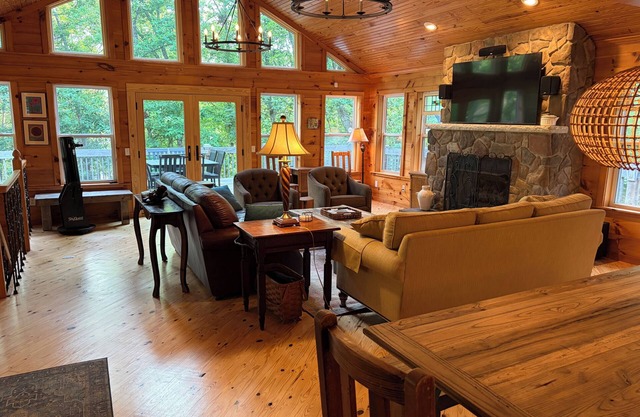 Lakefront, Forested, 4 bed/2 bath, Ping Pong, Pool Table, Kayaks, Wifi, No Pets.