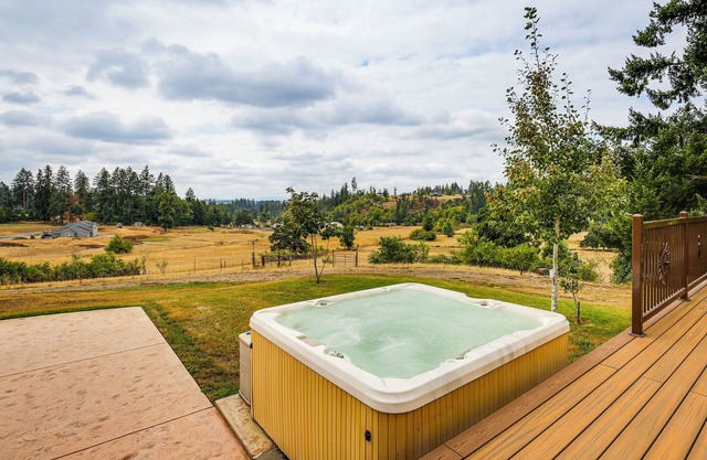 Springfield /Eugene Countryside Home w/ Mtn Views!