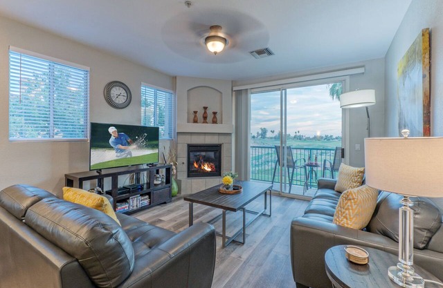 Superstition Lakes 3 BR Condo w / chimenea y balcón; Vistas al golf; Ubicación ideal