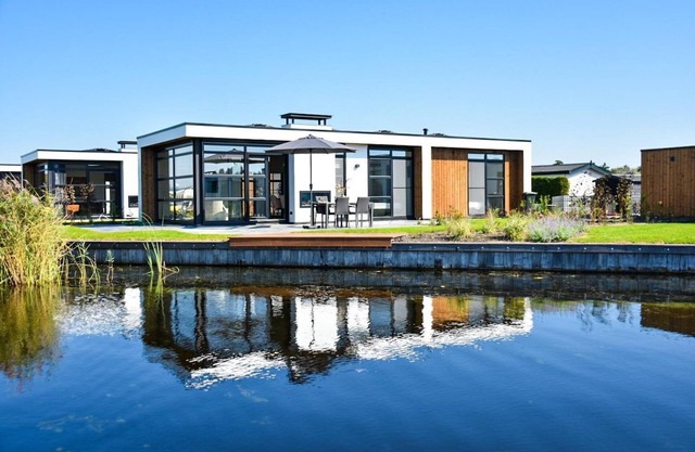 These luxurious, nice, and detached vacation villas for 4 people all have a unique view of the water. The luxurious villa offers lots of privacy, a high comfort level, and has a spacious, hardwood outdoor deck. All ingredients to enjoy an amazing tim