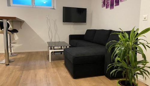 Privates Gästezimmer mit eigenem Bad & Küche im UG